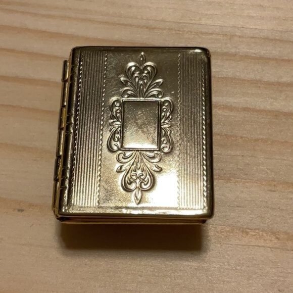 Vintage Gold-Tone Hinged Photo Locket Book Style Button Cover - Picture 1 of 6